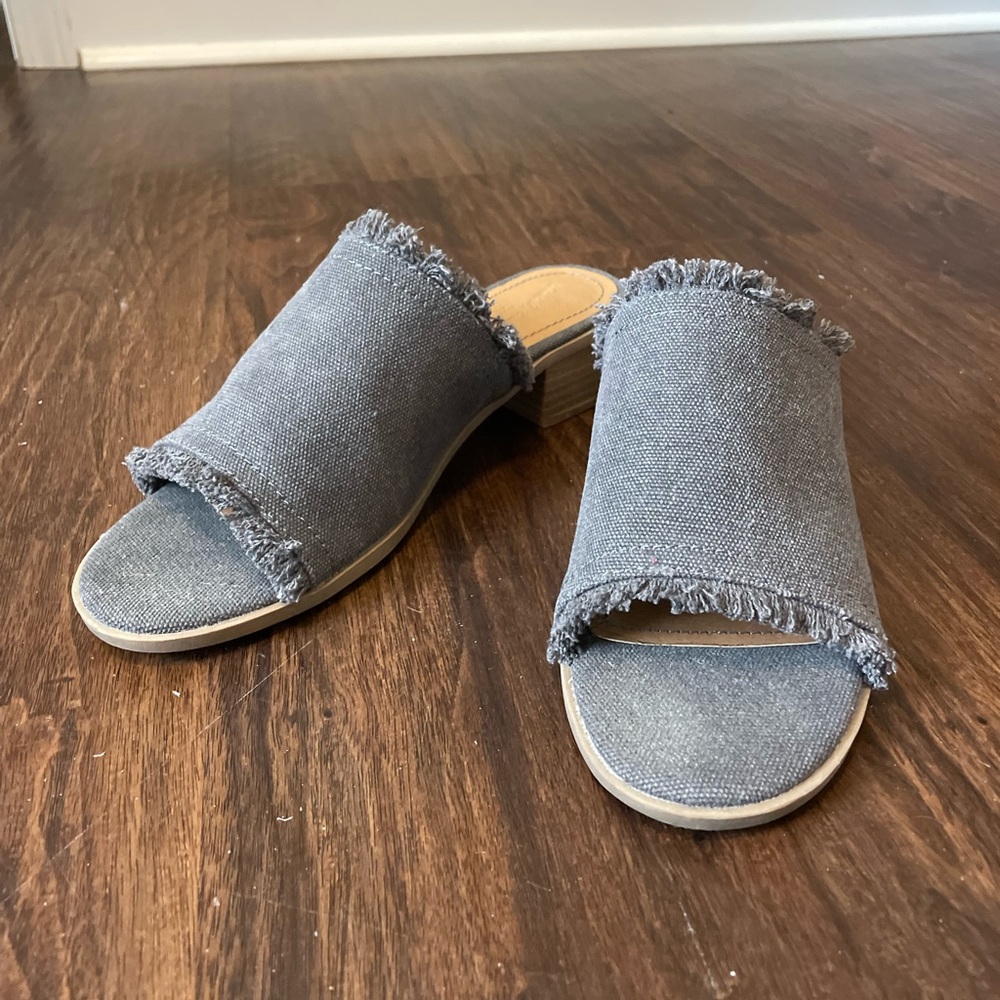 Universal Thread Shoes - Picture 3 of 5